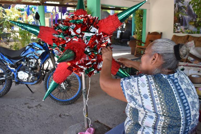 Piñateros de Navolato brindan alegría para las fiestas de Navidad