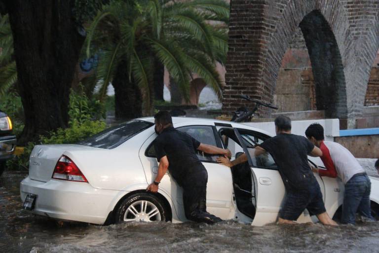 Una persona fallecida y vehículos atascados, el saldo de la lluvia en Culiacán