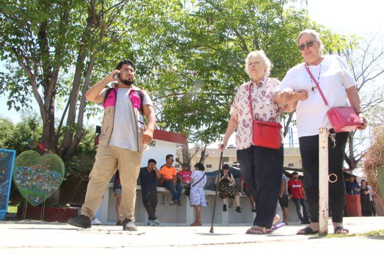 Llegan al Cetis 127, pero se regresan molestos porque ya se acabaron las boletas