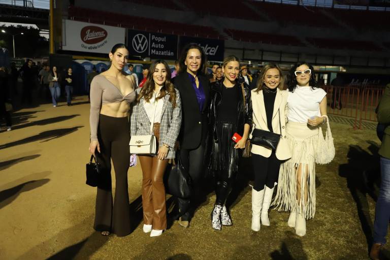 Alejandra I recibe sus atributos reales como Reina del Carnaval de Mazatlán 2023