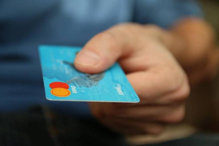 Solicitar tarjeta de débito, un paso esencial
