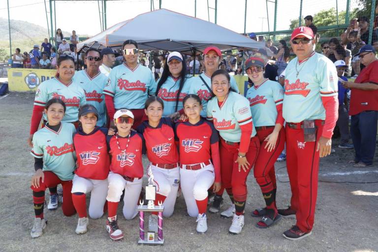 Reales continúa en ascenso en Liga de Softbol Novatas