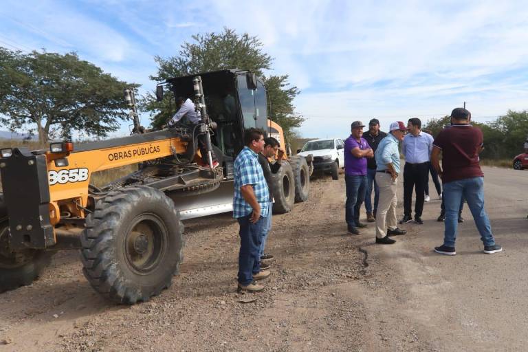 Encabeza Alcalde de Mazatlán inicio de reparación de camino de Mármol a Los Llanitos
