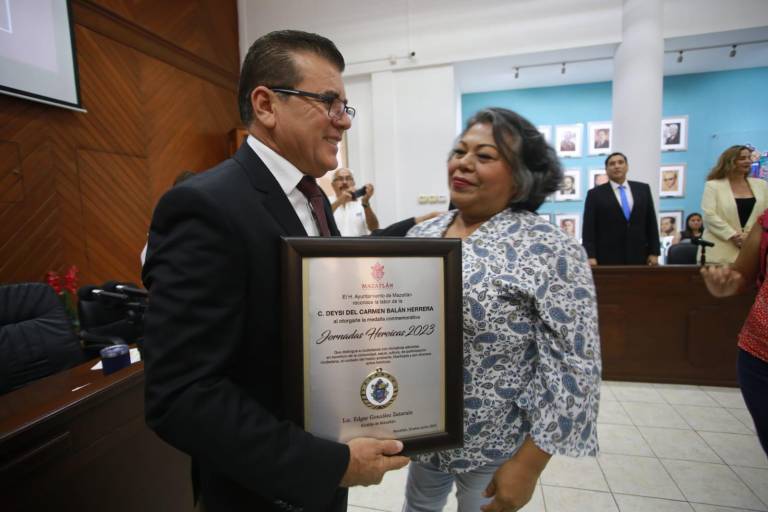 Reconocen a Deysi del Carmen Balán con medalla Jornadas Heroicas 2023
