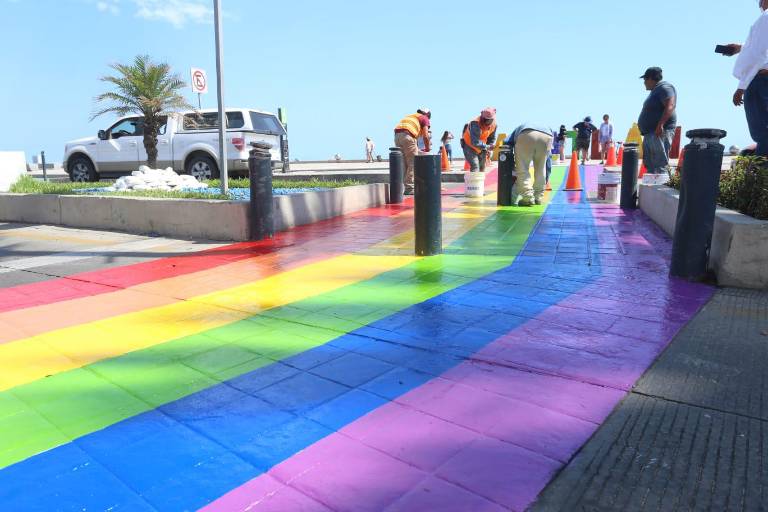 Pintan de ‘arcoíris’ cruce peatonal de Avenida del Mar, en Mazatlán