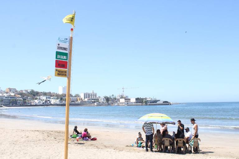 Alerta SSPM de viento fuerte en Mazatlán; suspende uso de inflables en la playa