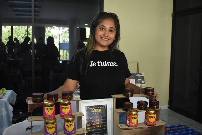 Muestran emprendedores sus productos en el ‘Mercado Creativo Yameto’