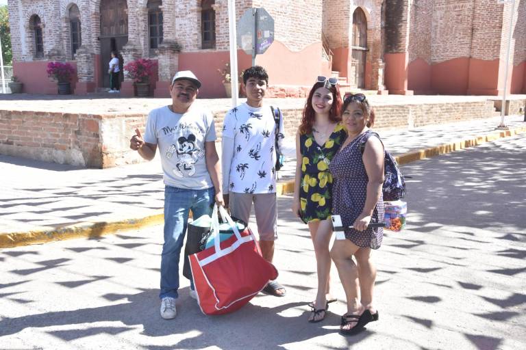 Disfrutan familias recorrido por Imala