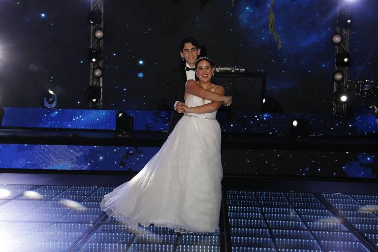 Julia Gil Leyva Sánchez celebra rodeada de seres queridos sus 15 años