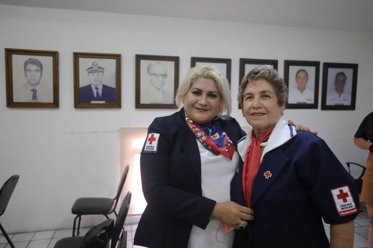 Recibe Cristina Rosano González la Constancia de Perseverancia por 60 años de servicio altruista