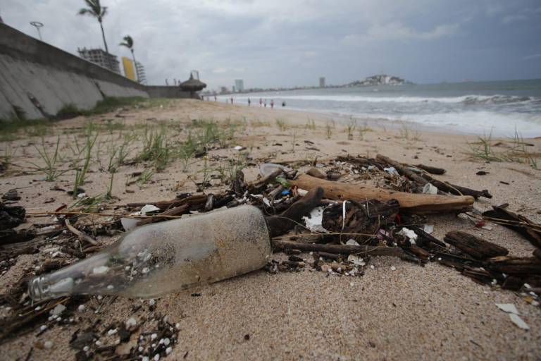 Amanecen costas de Mazatlán con montones de basura