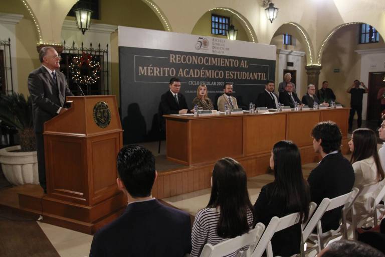 Reconoce la Escuela Libre de Derecho de Sinaloa a sus mejores estudiantes