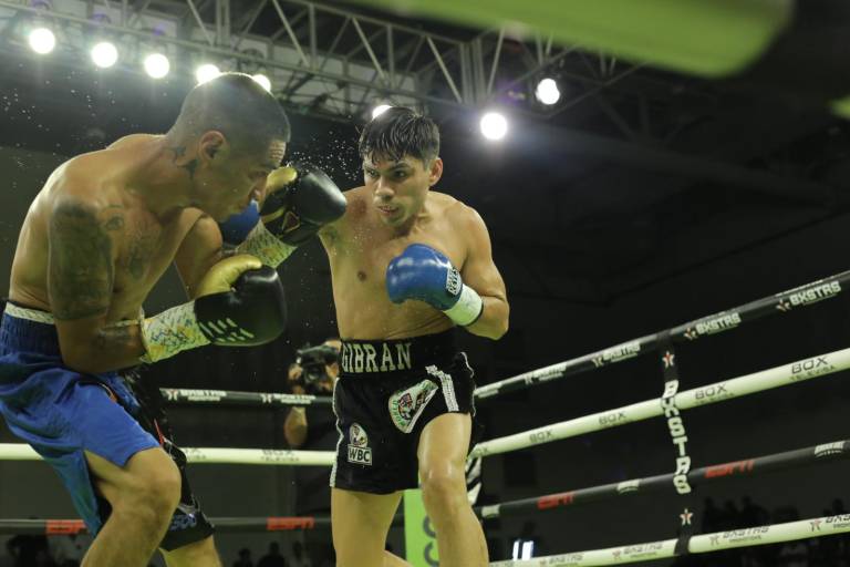 Pedro Guevara sale con el brazo en alto ante ‘Pamba’ Valdés en Mazatlán