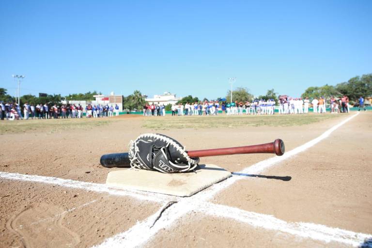Cantan playball en la Liga de Beisbol Magisterial, en el Club Sarabia