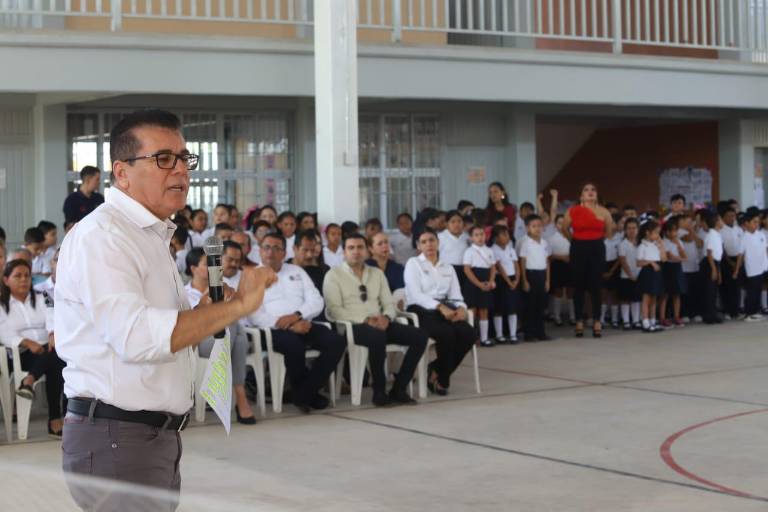 Celebran Lunes Cívico en primaria de Villa Unión en medio de reconstrucción
