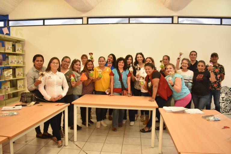 Imparte la artista plástica Vanessa Salas Orduño taller para crear muñecas