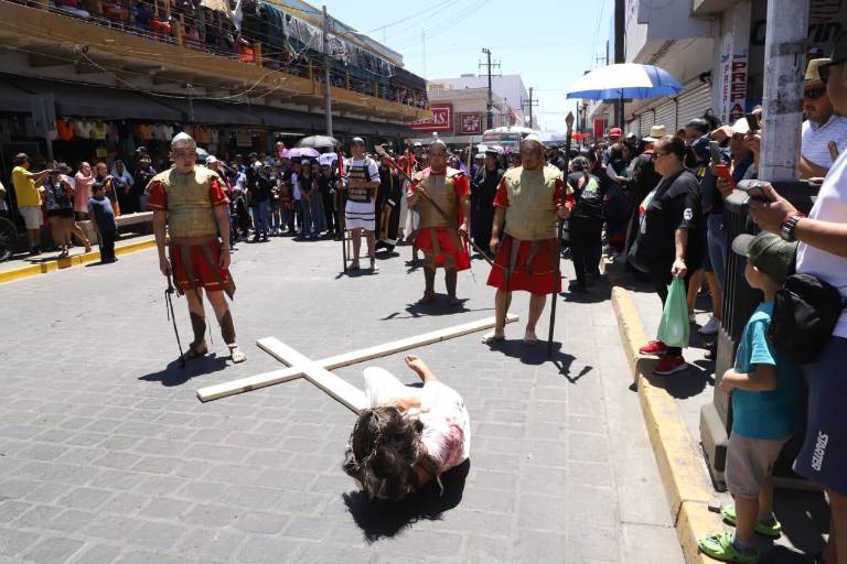 Presencian mazatlecos y turistas Viacrucis en calles del Centro