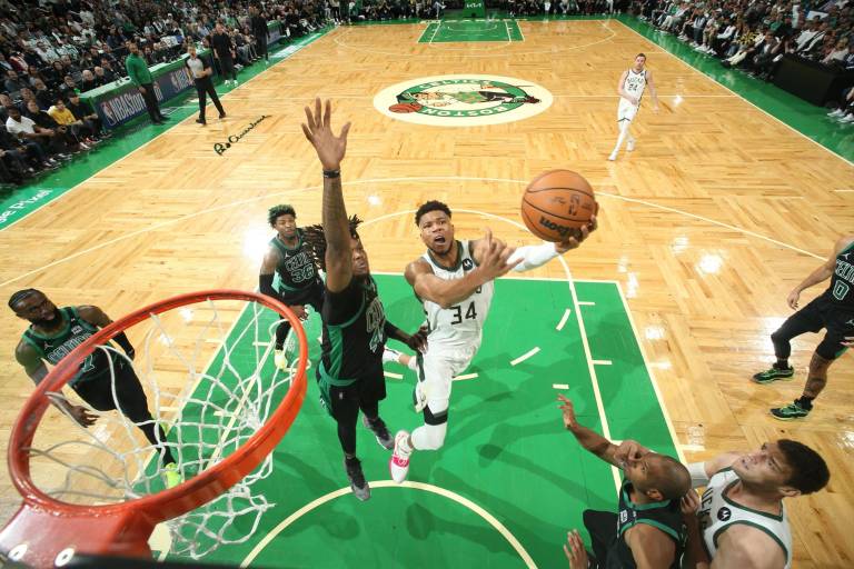 Milwaukee Bucks roba el factor cancha a Boston Celtics con una actuación MVP de Giannis Antetokounmpo