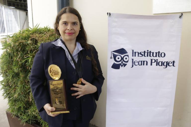 Reconocen la labor docente de Rosa Amelia Trejo Castro