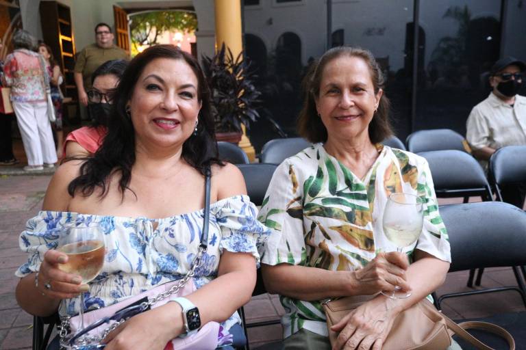 Viven tarde de literatura en la presentación del libro ‘Olvidarás el fuego’, de Gabriela Riveros