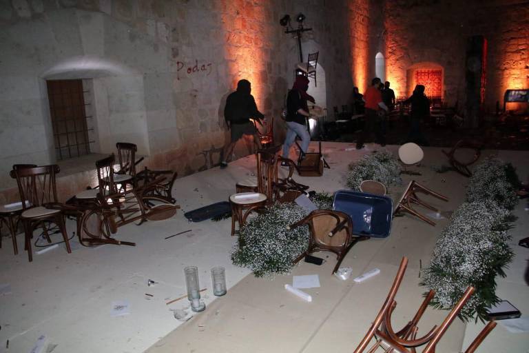 Manifestantes de la CNTE arruinan la boda religiosa de Elba Esther Gordillo