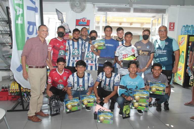 Reconocen mérito de los futbolistas de la Liga Juvenil B Municipal