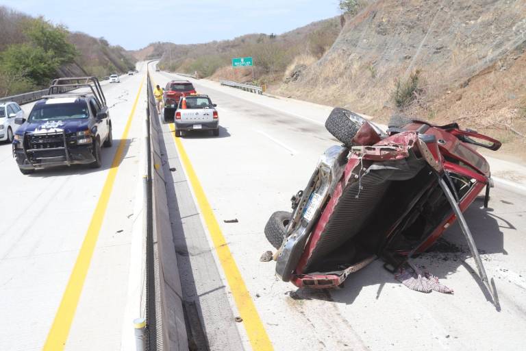 Volcadura en Libramiento Mazatlán deja dos muertos; camioneta da volteretas y se impacta contra muro