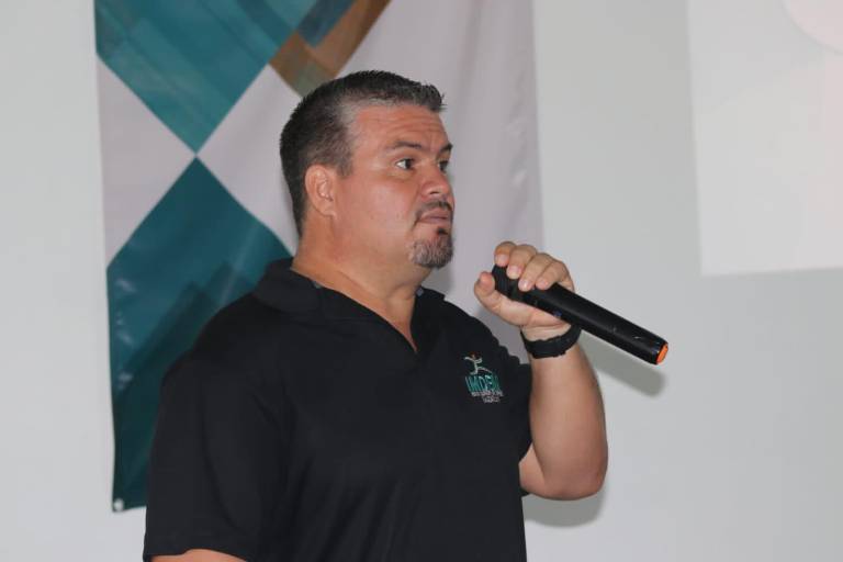 Rafael Ballesteros es reconocido por compromiso brindado en capacitación a entrenadores de Mazatlán