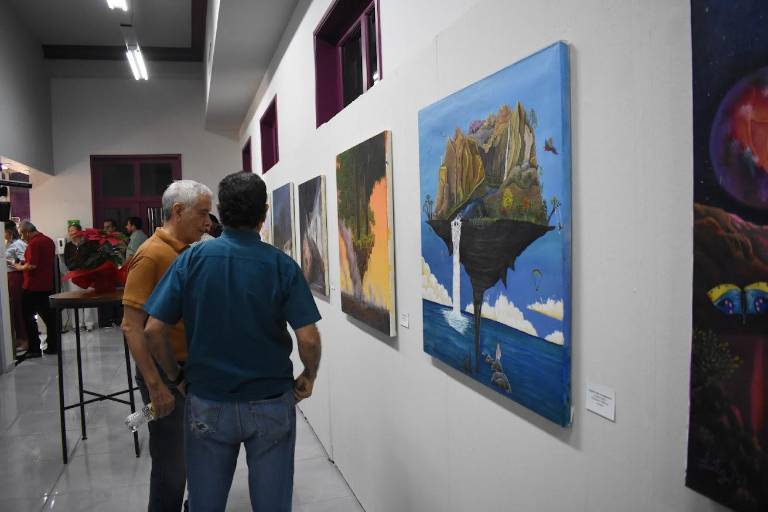 Admiran sinaloenses el Color de Colombia en muestra pictórica