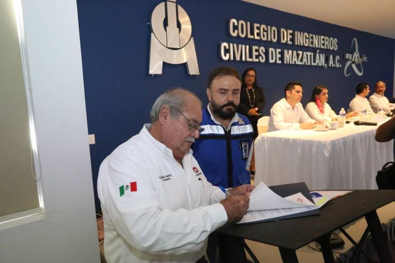 Celebran con un desayuno el Día del Ingeniero en Mazatlán