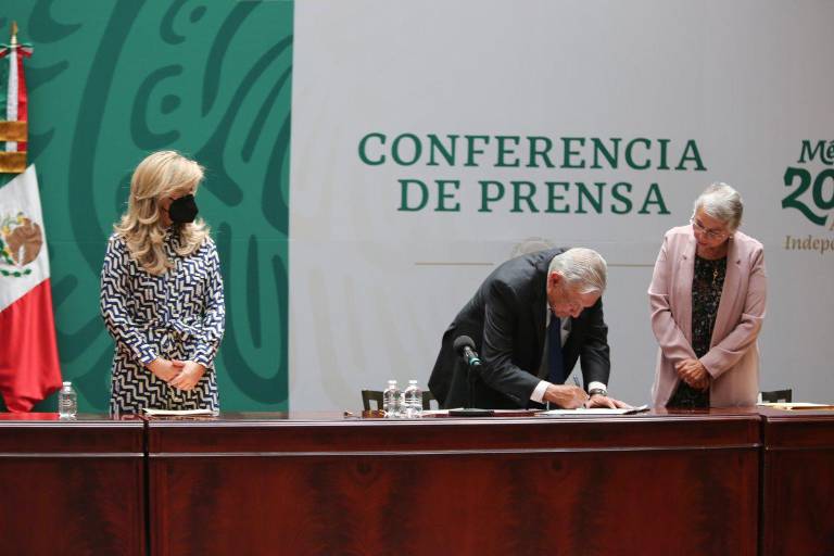 Sin diálogo, AMLO y gobernadores firman Acuerdo por la Democracia