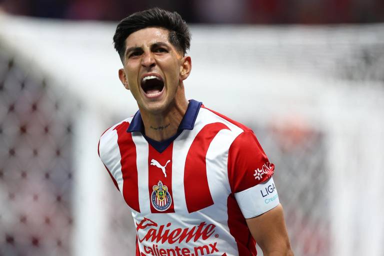 Chivas sufre ante Bravos, pero logra alargar racha de victorias