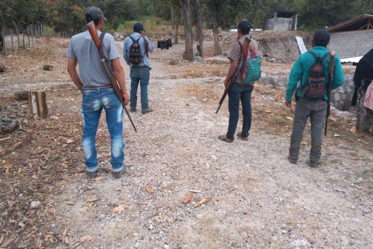$!Campesinos de San Miguel Totolapan crearon una policía comunitaria para defender sus bosques. En la imagen, el primero a la izquierda es Carlos Márquez, asesinado el 3 de abril de 2021.