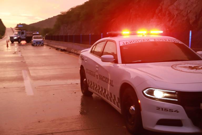 Camioneta derrapa y se impacta contra muro de contención en el Libramiento Mazatlán