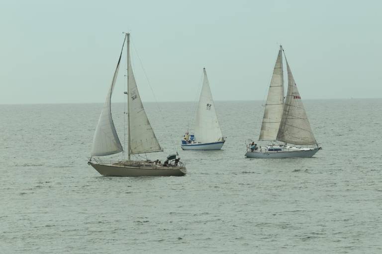 Veleros deleitan con exhibición frente al malecón de Mazatlán