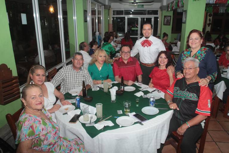 Deleitan Óscar Gómez y Andrea Rice con su voz en Noche Mexicana