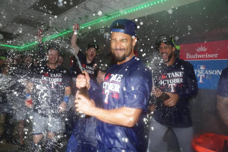 Rangers asegura primer boleto de playoffs desde 2016, al derrotar a Marineros, que es eliminado