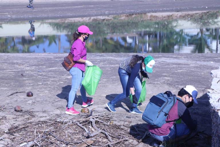 En Mazatlán, activistas limpian la Playa Cerritos y a la vez protestan contra la contaminación