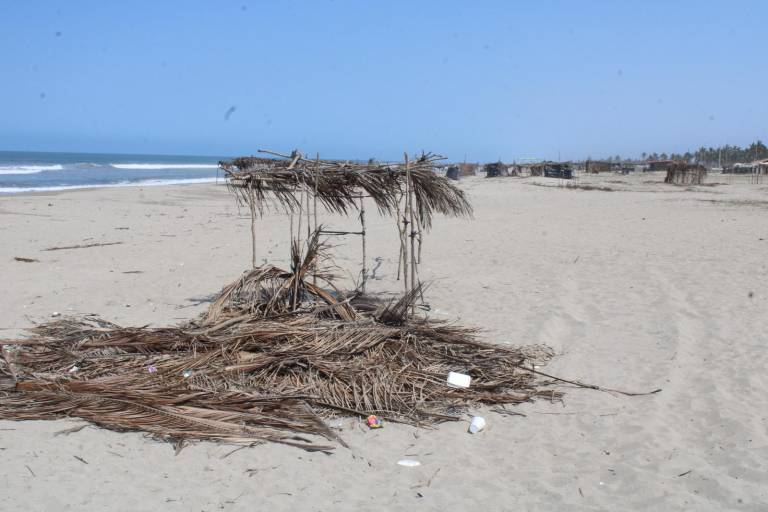 Playas de Rosario se quedan con basura y desechos tras la Semana Santa