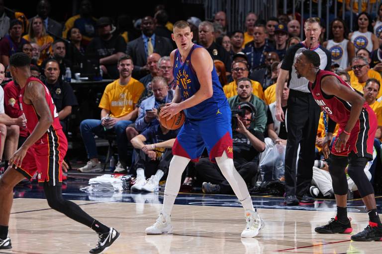 Con triple-doble de Jokic, Denver empieza ganando las Finales NBA