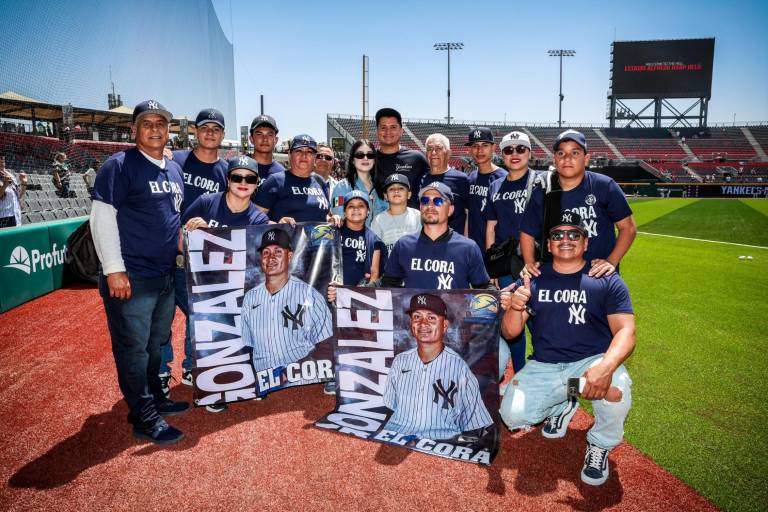 Víctor González cumple sueño de lanzar frente a su familia en México