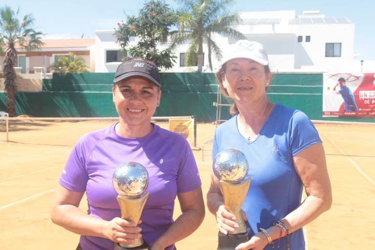 Reciben sus trofeos los campeones del Torneo de Tenis Nancy Grimes