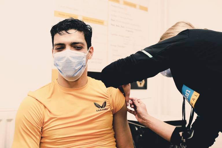 Wolves y Liverpool aplazan sus juegos del domingo por crisis de Covid-19