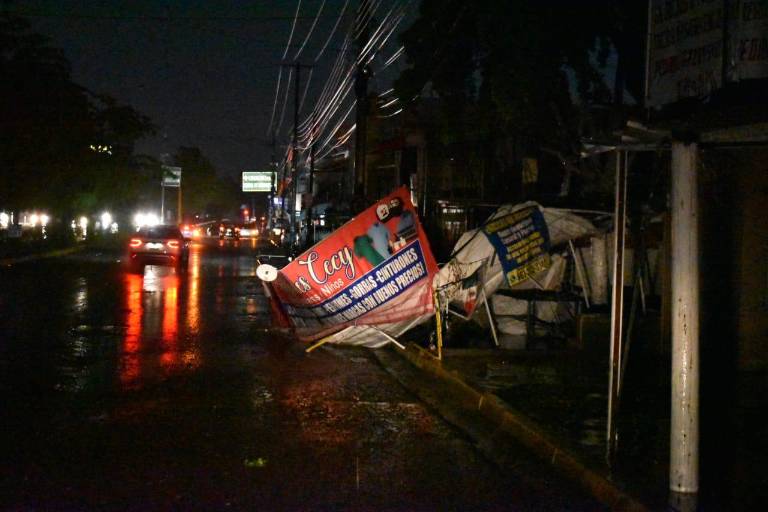 Caen postes de luz en Altata por las fuertes lluvias del jueves