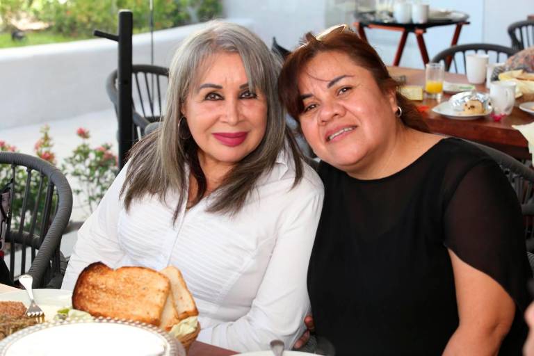 Estela González recibe felicitaciones en su día