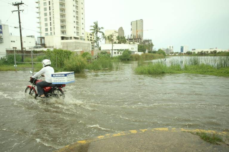 Se sale la Laguna del Camarón en Mazatlán; conduce con cuidado