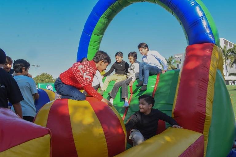 Ríen, cantan y bailan alumnos del Instituto Senda en su posada