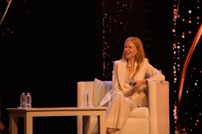 No dejen que les rompan el espíritu y sigan sus caminos, llama Nicole Kidman a jóvenes