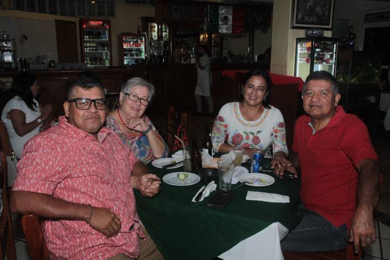 Deleitan Óscar Gómez y Andrea Rice con su voz en Noche Mexicana