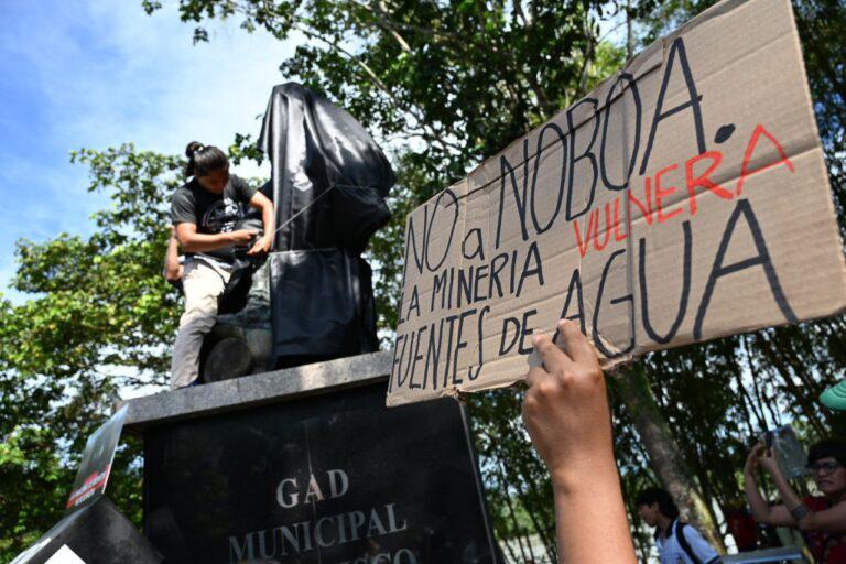 $!Durante su viaje hacia Belém, activistas taparon la estatua de Francisco de Orellana, quien lideró la primera expedición colonial en el Río Amazonas en 1541.